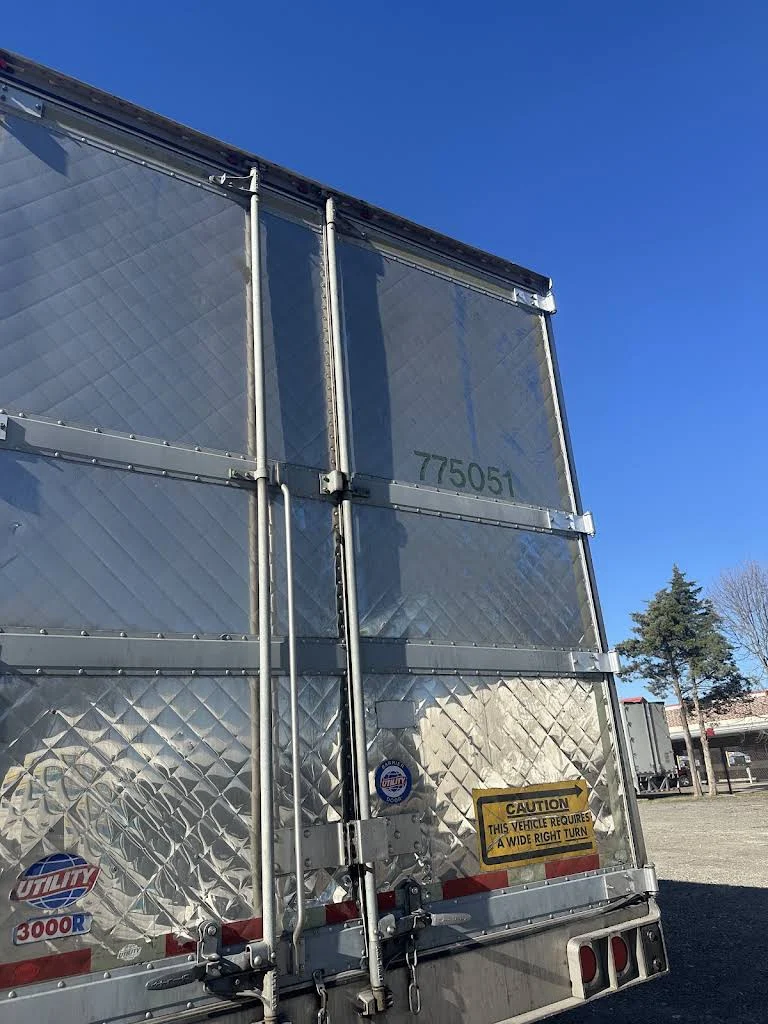Commercial trailer exterior and roof edge