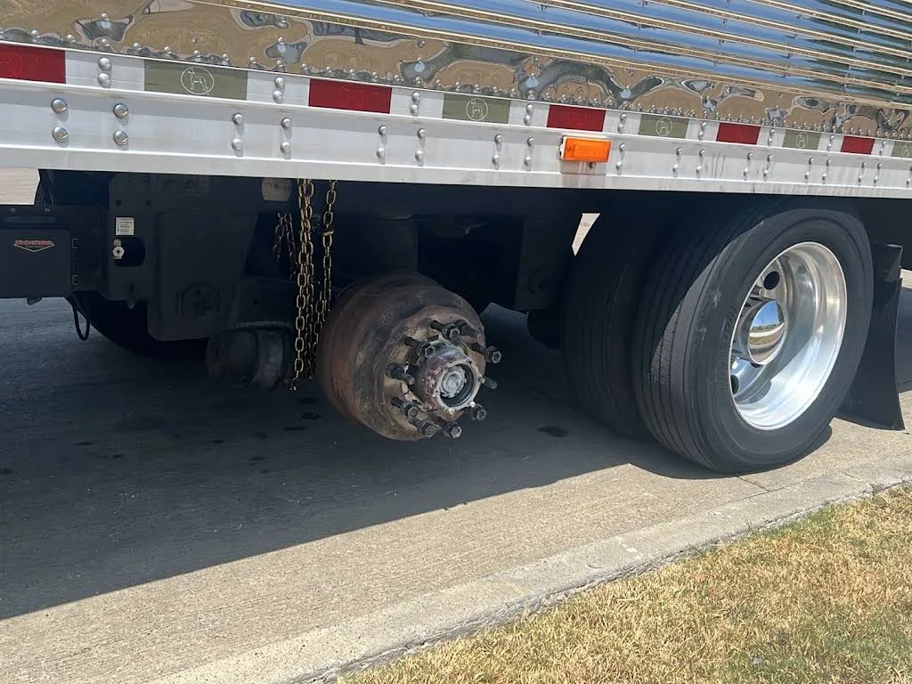 Semi trailer wheel and suspension