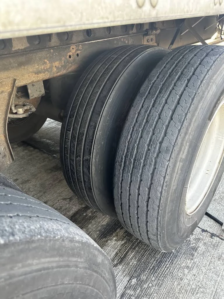 Trailer dual tires during roadside service